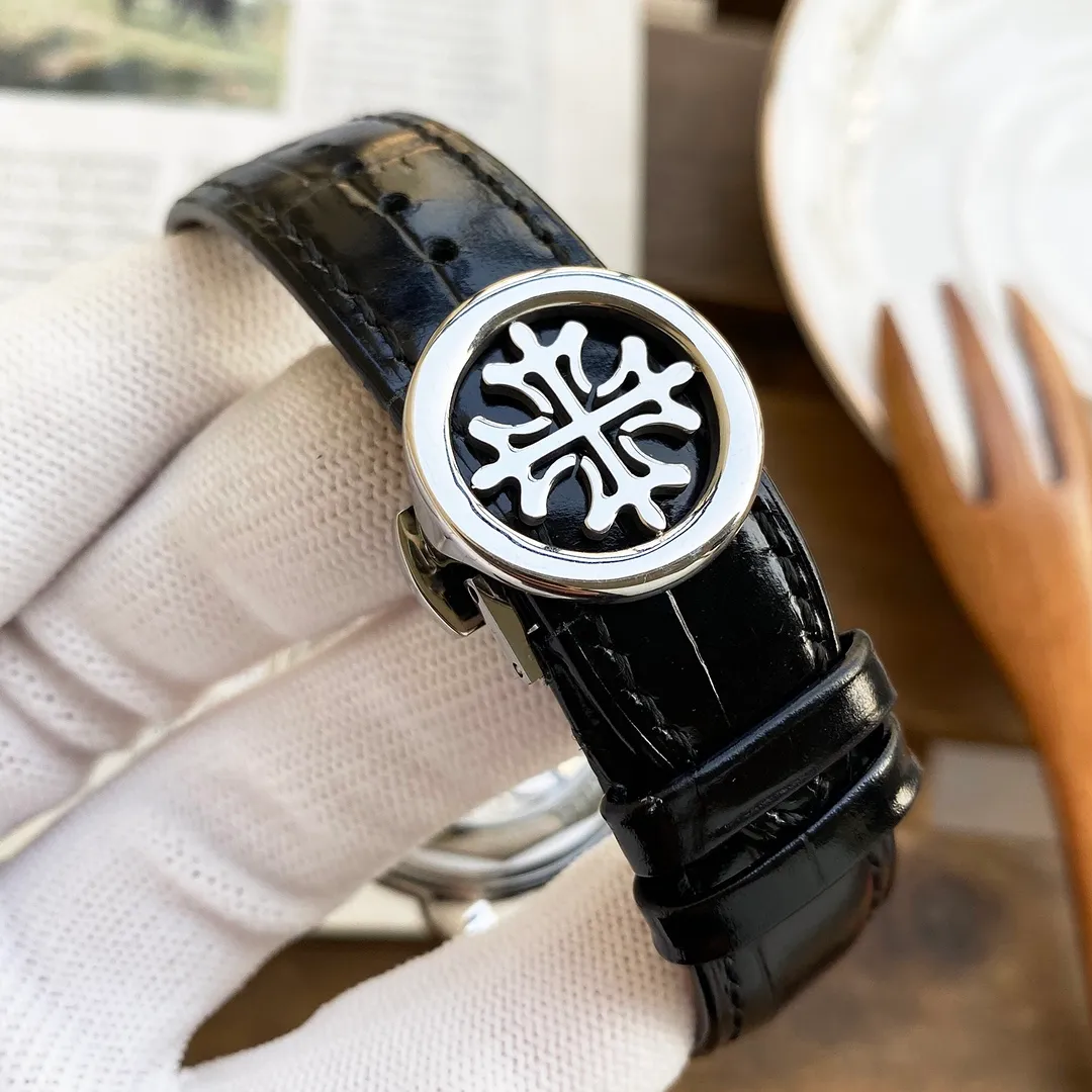 【Top replica】💰5700! Patek Philippe's complex function chronograph series, the new Patek Philippe noble art is on the market! 1⃣️ Equipped with the top Swiss 9100 multi-function movement (zero repair), the functions (24 hours, week/star/month) are exactly the same as the official website 2⃣️Imported 316L stainless steel, using 18k quality furnace vacuum plating! 3⃣️Made with calfskin imported from Italy! Original folding buckle! 4⃣️Size: 42×10mm. 5⃣️Wear-resistant and scratch-resistant sapphire glass mirror! 6️⃣100 meters waterproof level for daily use. Patek Philippe is simple but not simple!